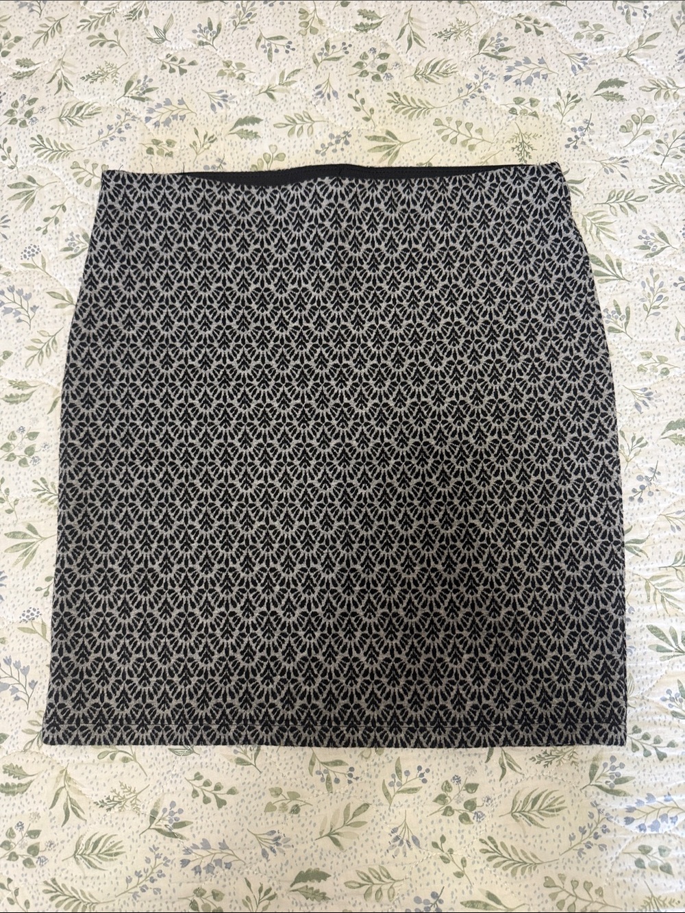 LOFT Women'Small Geometric Skirt in Black & Grey Size Small Like New
